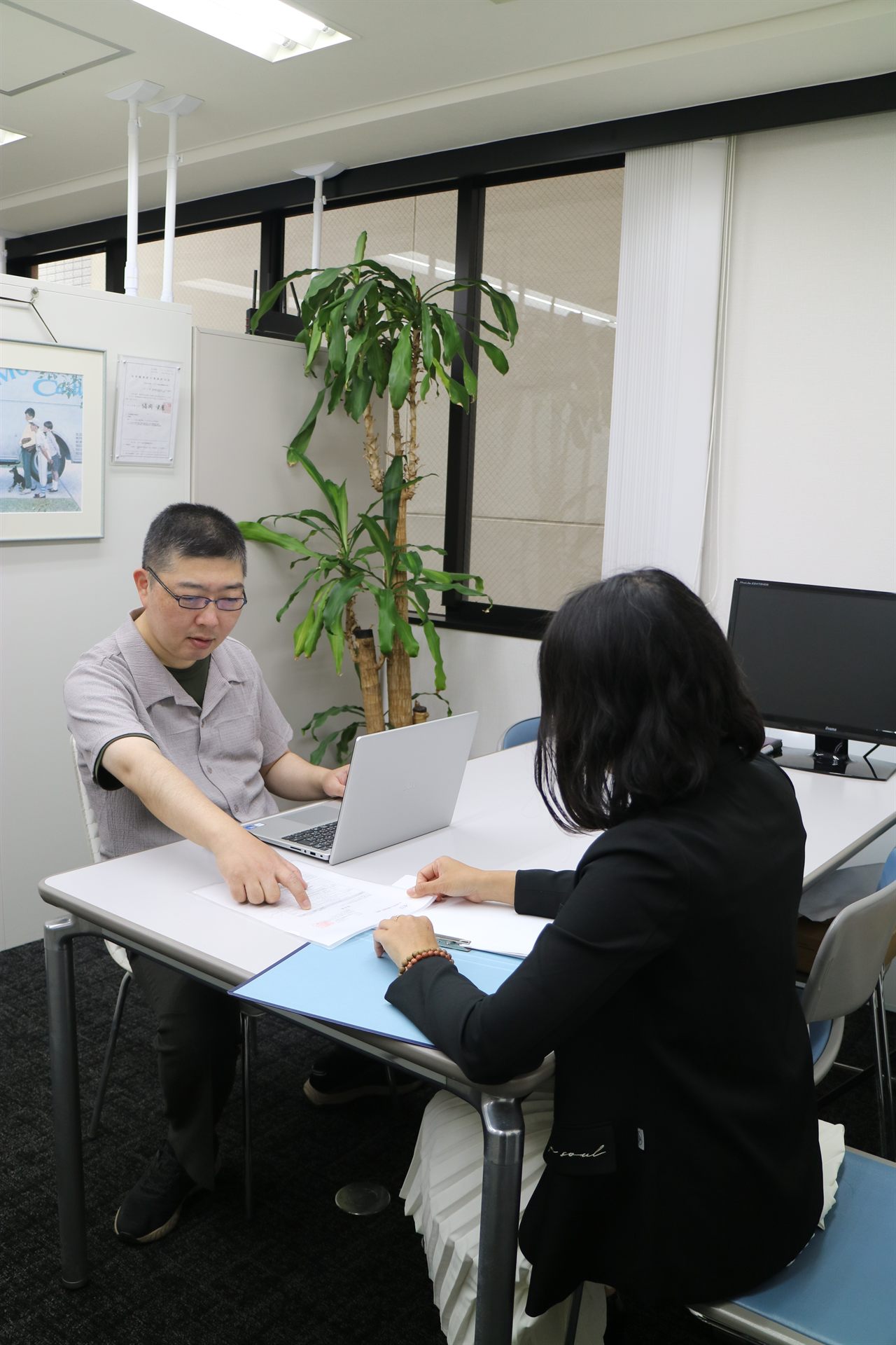 Chuyên viên ATTO tư vấn trực tiếp cho khách hàng doanh nghiệp tại văn phòng Tokyo
